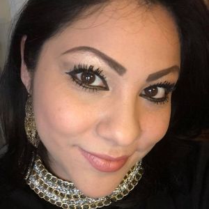 Meet your Posher, Abril